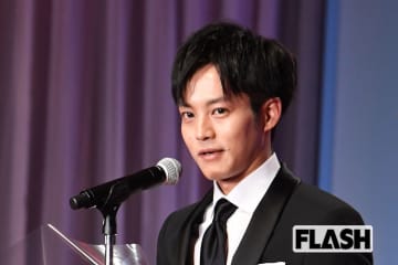 松坂桃李「身長183cm」のはずが「184cm」小栗旬より背が高い!?　“高身長俳優”2人が舞台あいさつで見せた“不思議”