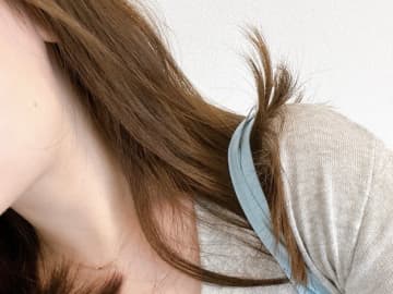 ネットでよく見る“簡単ヘアアレンジ”、全然簡単じゃない（涙）不器用民がヘアクリップだけで「こなれまとめ髪」試してみたら…