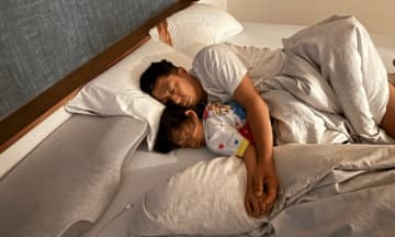 パンサー尾形、７歳愛娘を抱きしめながら添い寝ショット