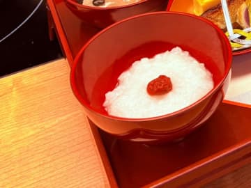 １歳児が誕生日に…　机の上の光景に「これを胃袋におさめるのか」「目を疑った」