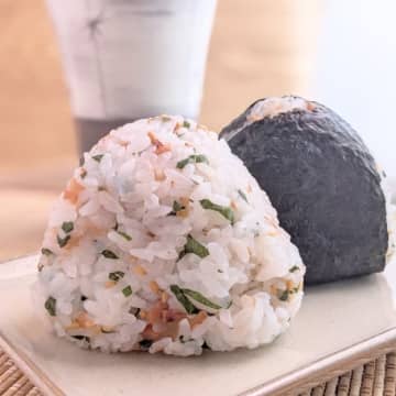 【焼き梅干しおにぎり】「焼き梅干し、やったことある？」香ばしさ倍増でご飯が止まらない！やみつき必至のひと手間レシピ♪