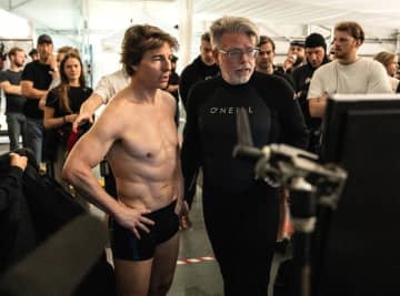 トム・クルーズが1時間15分水中撮影、M :I史上最高に危険なセット「水浸し潜水艦」… 『ファイナル・レコニング』決死の撮影の裏側