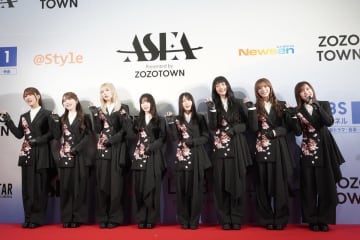 櫻坂46、桜模様のジャケット＆パンツスタイルで『ASEA 2025』レッドカーペットに登場