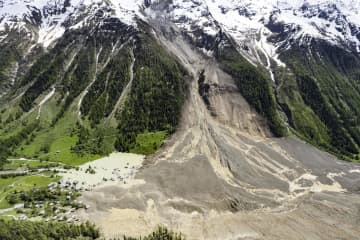 スイス氷河崩落、1人不明　集落のみ込む、住民避難
