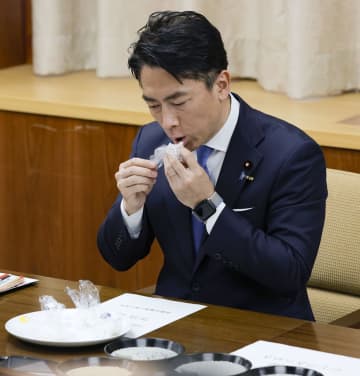 農相「どれもおいしい」　古い備蓄米試食
