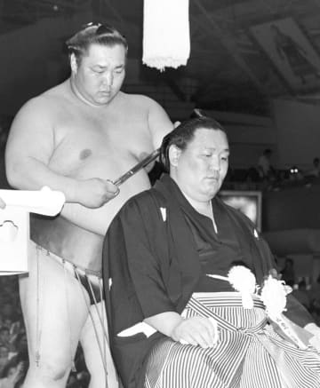 ＜あのころ＞元横綱三重ノ海が断髪式　44年前の5月30日