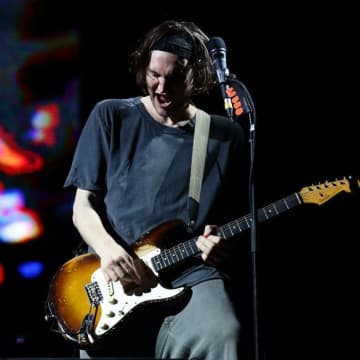 元RHCPギタリスト、ジョシュ・クリングホッファーに不起訴合意　車両過失致死で有罪認める