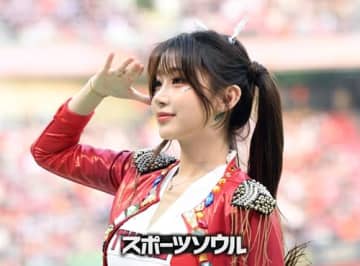 試合に集中できない…韓国プロ野球の20歳チアガール、キュートな“小悪魔”SHOTで観客を虜に【PHOTO】
