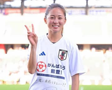「全員可愛いすぎる」「美人三姉妹」笑顔でピース！ なでしこ清水梨紗が公開した仲良し３Sが話題「評論家の方おる」