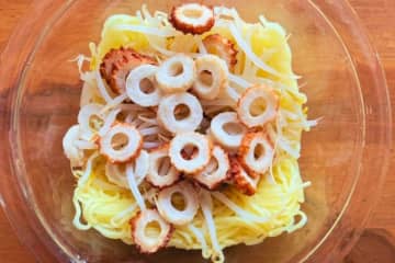 野菜は切らない！ 火は使わない！ 笑えるくらい簡単な「焼かない焼きそば」【なにもしたくない日のひらめきレシピ・1】