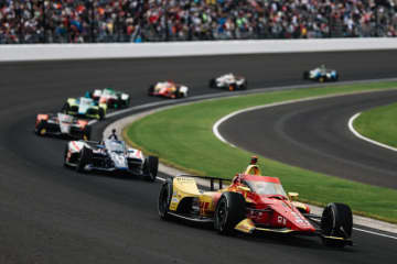 インディ500初のハイブリッドシステムレースは攻める側も守る側も互角の状態