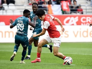 日本代表トリオを擁するS・ランスが悪夢の２部降格、死闘の末に２部のメスにまさかの逆転負け。１アシストの伊東純也と関根大輝は茫然、中村敬斗は涙【仏・昇降格プレーオフ】