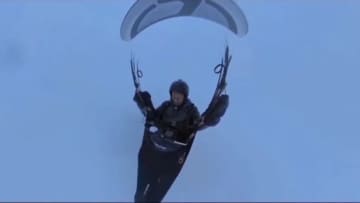 パラグライダー中に上昇気流で高度８５９８メートルまで舞い上がった男性、無事生還　中国