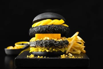 コートヤード・バイ・マリオット 新大阪ステーション、夏限定新商品「BLACK×YELLOW“CURRY BURGER”」を発売