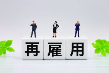 定年後の「再雇用」で給料が「10万円以上」減ってしまいました…。「60歳以降の給料」はいくらくらいが平均的なのでしょうか？