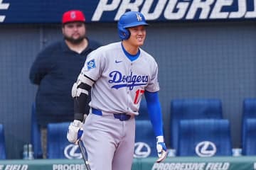 打席の大谷翔平に近寄った男、真剣勝負の中で生まれた一瞬の交流に米注目「みんなから愛されて…」