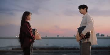 ASTRO・チャウヌが発光する少年に!?歌手IUの新曲『A Beautiful Person』MV公開