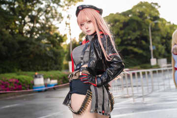 【コスプレ】美しいプロポーションが夕日に輝く！『NIKKE』ラピの凛々しくセクシーな佇まいから目が離せない【写真8枚】