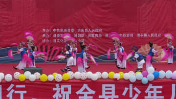 「国際子どもの日」を祝う花灯健康ダンス大会　中国貴州省
