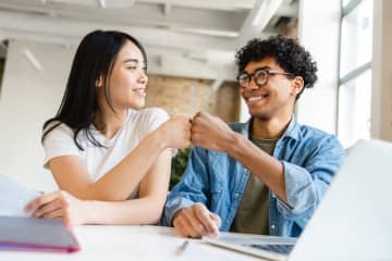 やり手な企業する東大生。在学中に2,000万円弱稼ぐ彼らのビジネスとは