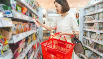 スーパーで「いつもの買い物」をしたら、予想より“1000円”ほど高くて衝撃！ お米は過去5年で「ほぼ2倍」になったけど、物価はいつの間にここまで上がったの？ 消費者物価指数をもとに解説