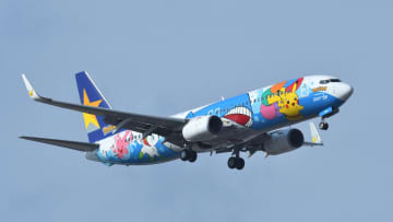 ピカチュウと空の旅！「飛行機お楽しみブック」登場 鳴き声が流れる搭乗ゲートも スカイマーク
