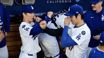 大谷翔平と山本由伸が“謎の儀式”？　 ベンチでの新ポーズに注目