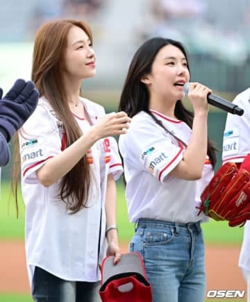 【PHOTO】Girl's Day ミナ＆WANNA․B リナ姉妹、始球式に登場…美しいユニフォーム姿