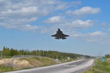 F-35が高速道路を離陸！？NATO加盟国、ド胆を抜く離着陸訓練の様子公開