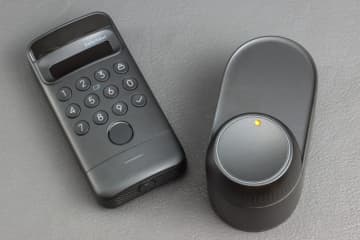 自宅の玄関に顔認証を!! スマートロックの最新版「ロックUltra」+「顔認証パッド」を速攻レビュー【テレワークグッズレビュー】