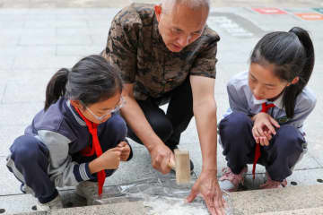 無形文化遺産の古代製紙技術を小学生に伝授　中国福建省武夷山市