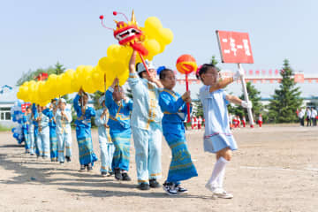 中国黒竜江省の小学校で運動会　教師や保護者も奮闘