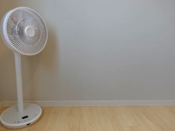リビングの壁に黄ばみ？　意外な洗剤に「落ちた」「やってみます」