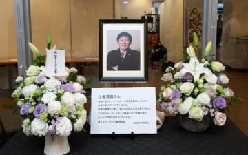 日本モータースポーツ記者会、小倉茂徳氏を追悼し富士スピードウェイで献花 中嶋一貴選手も参加
