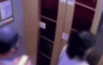 エレベーターのドアが開くと、両手に刃物を持った男が「目の前に」＝韓国