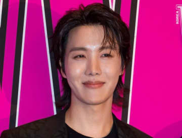 BTS J-HOPEの“バキバキ腹筋”にファンもん絶！　「芸術品」「ヤバすぎて時が止まった」