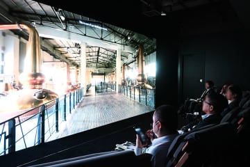 大阪・梅田でウイスキー工場見学、巨大シアター×山崎１２年の試飲も