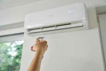 これから暑くなっていきますが、「エアコン」と「サーキュレーター」では、どちらのほうが電気代の節約になるのでしょうか？