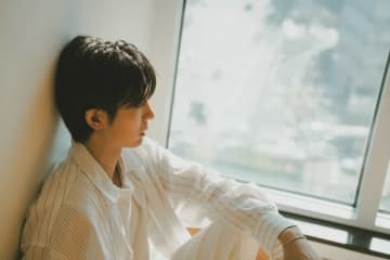 安達祐人、新曲「BLUE SPRING」MVを本日プレミア公開！青春の記憶を映し出す韓国ロケの感動作