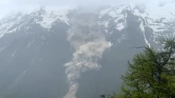 氷河が部分崩落、ふもとの村をのみ込む　スイス・アルプス