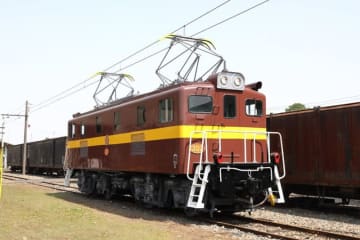 秩父鉄道と三岐鉄道が電気機関車コラボ塗装を実施