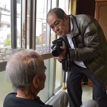 集団自決の傷痕撮る沖縄の写真家「真実伝え、戦争なくしたい」　歴史修正に怒る体験者、平和ガイドに【戦後８０年連載・向き合う負の歴史（３）】