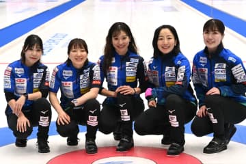 「男前なポーズ最高！」吉田知那美がアップしたロコ・ソラーレの“全力すぎる一枚”が反響「横綱の土俵入り!?」「亮二さん腰大事にして！」【カーリング】