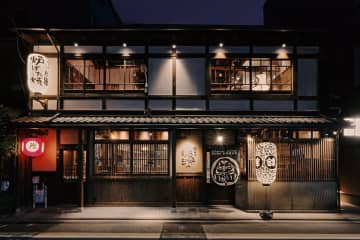 京都高倉通で繰り広げられる、だるま夫婦の物語。「『炭炉まん』『鮨炉まん』#夫婦で味くらべ」6月1日(日)～7月31日(木)の期間限定で開催！　～京町家の風情がSNSで話題の2店舗にて競演～