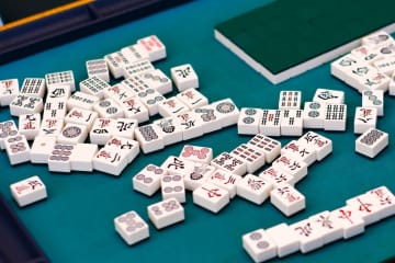 「街中の白Tシャツ」が勝手に仲間となる？　麻雀牌モチーフのTシャツに思わず笑ってしまう