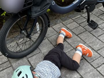『イヤイヤ期』に突入した１歳息子　拒否の理由が？「腹抱えて笑った」「全力すぎるだろ！」