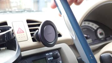 約1秒でスマホを固定　このUGREENのMagSafe対応車載ホルダー、かなり使える