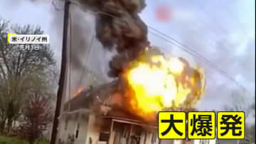 住宅火災の消火活動中に大爆発…屋根が倒壊、消防士が巻き込まれ下敷きに　いったん逃げた人々も急いで救出に駆け戻り再爆発の危険の中、決死の救出　アメリカ・イリノイ州