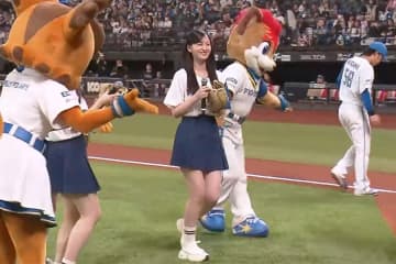 アイドル3人の投球に北海道がメロメロ　スカートゆるふわピッチで“大暴投”