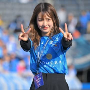 「大人っぽい」「抜群の透明感だ」グラビアでも注目を集める、人気急上昇中モデルの“Jユニショット”にファンもメロメロ！「レッドカード並に可愛い」
